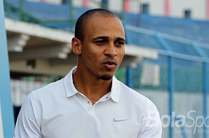 Striker Madura United, Peter Odemwingie, saat santai di Stadion Gelora Bangkalan, Jawa Timur, Rabu (06/07/2017) sore.