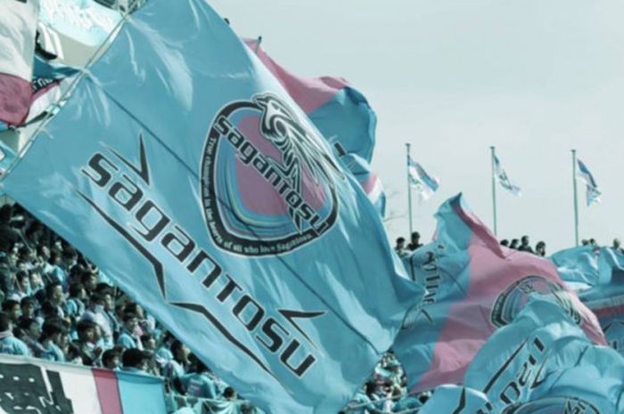 Bendera Sagan Tosu yang dibawa fan klub Liga Jepang 1 yang diperkuat Fernando Torres.