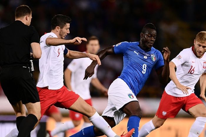 Penyerang Italia, Mario Balotelli, mendapat penjagaan dari penyerang Polandia, Robert Lewandowski (kiri), dalam laga UEFA Nations League di Stadion Renato Dall'Ara, Bologna, Italia pada 7 September 2018.