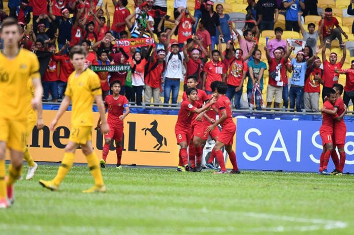 Para pemain Timnas U-16 Indonesia merayakan gol Sutan Zico ke gawang Australia pada laga perempat final Piala Asia U-16 2018 di Stadion Bukit Jalil, 1 Oktober 2018. 