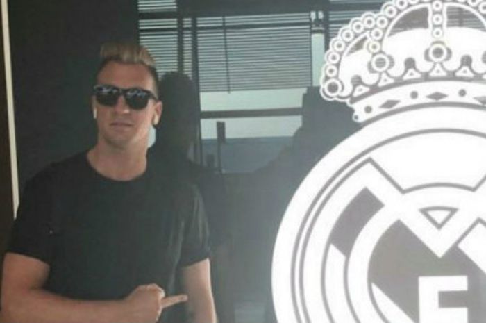 Maxi Lopez menunjuk lambang Real Madrid dengan jari tengahnya