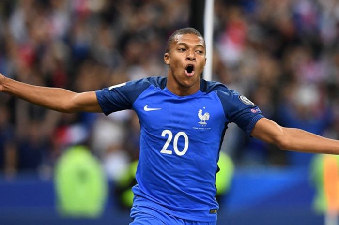 Penyerang muda Prancis, Kylian Mbappe (18), melakukan selebrasi setelah mencetak gol pemasti kemenangan 4-0 atas Belanda di laga kualifikasi Piala Dunia 2018, Kamis (31/8/2017) waktu setempat.