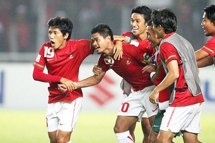 Striker timnas Indonesia, Bambang Pamungkas, bersama rekan-rekannya merayakan gol saat melawan Thailand.