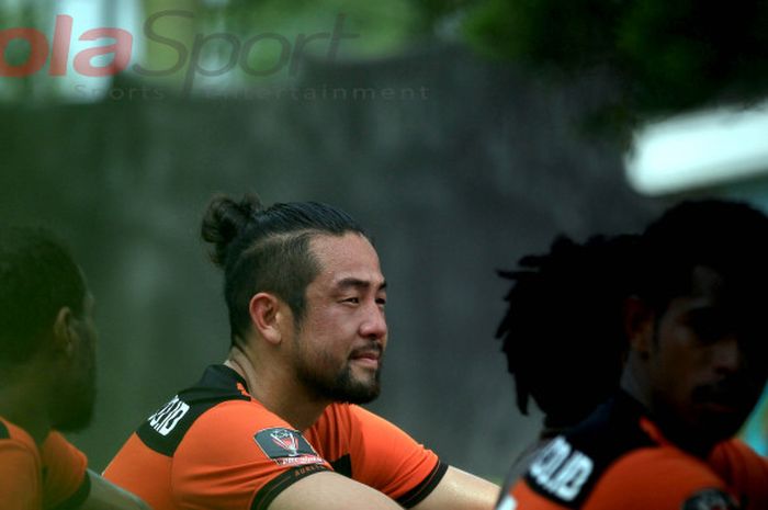   Ekspresi pemain Perseru Serui, Kunihiro Yamashita, di tengah-tengah sesi latihan tim, Sabtu (24/3/2018).  