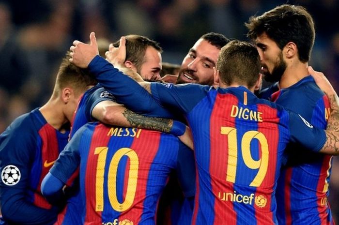 Gelandang FC Barcelona, Arda Turan (tengah), merayakan gol yang dia cetak ke gawang Borussia Moenchengladbach dalam laga Grup C Liga Champions di Camp Nou, Barcelona, Spanyol, Selasa (6/12/2016).