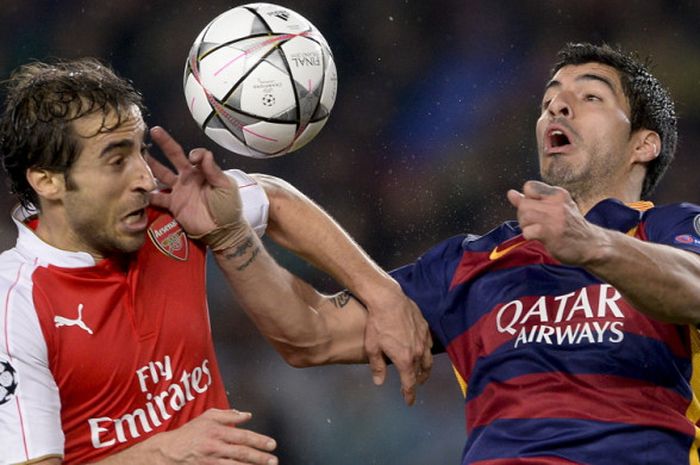 Gelandang Arsenal, Mathieu Flamini (kiri), saat berduel dengan striker Barcelona, Luis Suarez, dalam pertandingan 16 besar Liga Champions 2015-2016 di Stadion Camp Nou, Barcelona, Spanyol, pada 16 Maret 2016.