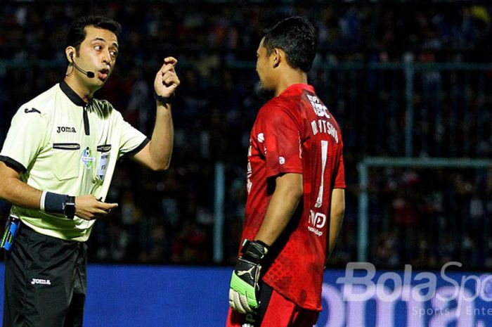 Bakal pimpin laga Timnas Indonesia Vs Jepang. Wasit Mooud Bonyadifard ternyata memiliki catatan kontroversial saat memimpin pertandingan Timnas U-19 Indonesia dan Liga 1.