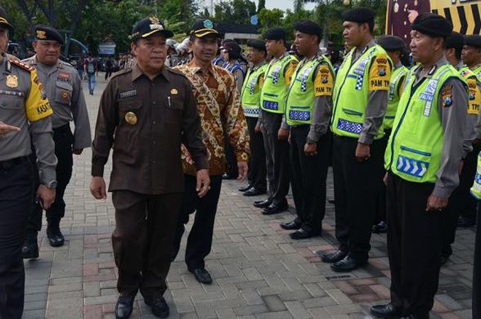 Bupati Lamongan, Fadeli (tengah) dikawal kepolisian