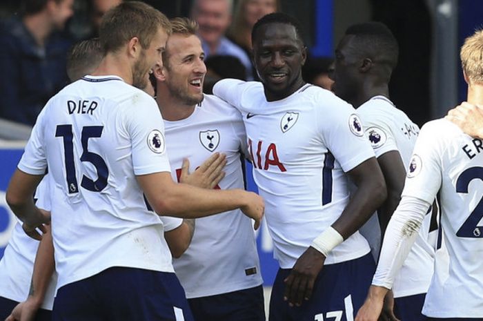 Para pemain Tottenham Hotspur merayakan gol yang berhasil dicetak Harry Kane (tengah) ke gawang Everton dalam laga Liga Inggris 2017-2018 di Stadion Goodison Park, Liverpool, Inggris, pada Sabtu (9/9/2017).