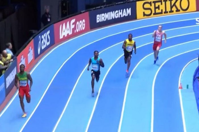 Pelari Jamaika, Bralon Taplin, memimpin jalannya heat tiga  lari cepat 400 meter putra dalam Kejuaraan Dunia Lari Indoor di Birmingham, Inggris, pada tanggal 2 Maret 2018.