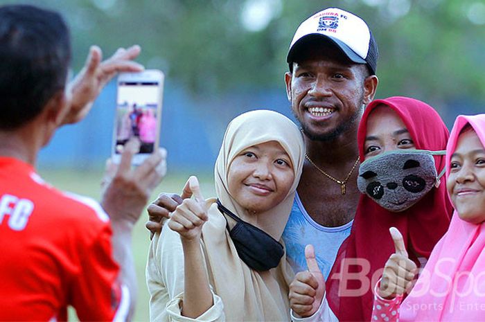 Gelandang PSBS Biak, Okto Maniani, berpose dengan penggemar sebelum melawan Persigo Semeru FC dalam laga lanjutan babak 16 besar Liga 2 di Stadion Gelora Delta Sidoarjo, Jawa Timur, Selasa (26/09/2017) sore.