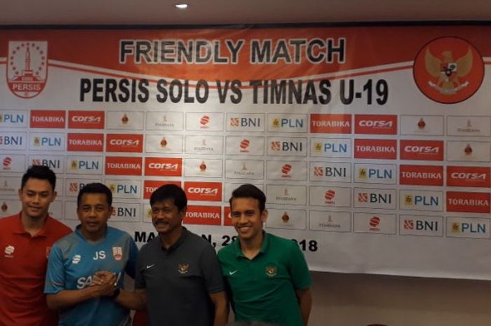 Pelatih serta Pemain Persis Solo dan Timnas U-19 Indonesia Berfoto Bersama Seusai Sesi Jumpa Pers di Hotel Ibis, Solo, Minggu (28/5/2018) 