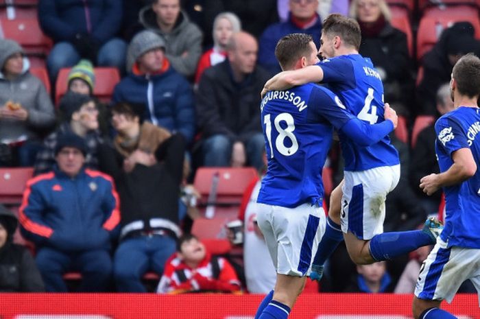 Gelandang Everton, Gylfi Sigurdsson (kiri), merayakan gol yang dia cetak ke gawang Southampton dalam laga Liga Inggris di Stadion St Mary's, Southampton, pada 26 November 2017.