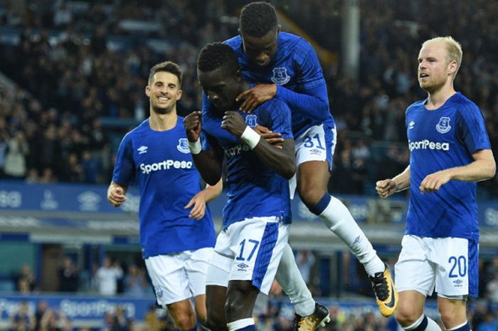 Sebelrasi gelandang Everton, Idrissa Gueye (17) bersama rekan-rekannya seusai mencetak gol ke gawang Hajduk Split dalam laga leg 1 babak play-off Liga Europa 2017-2018 di Stadion Goodison Park, Liverpool, Inggris, pada Kamis (17/8/2017).