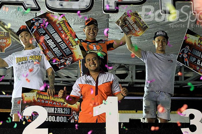 Pebalap Doni Tata (tengah) dinobatkan sebagai juara umum Trial Game Asphalt 2017 yang digelar di Sirkuit Stadion Kanjuruhan Kabupaten Malang, Jawa Timur, Sabtu (16/12/2017) malam.