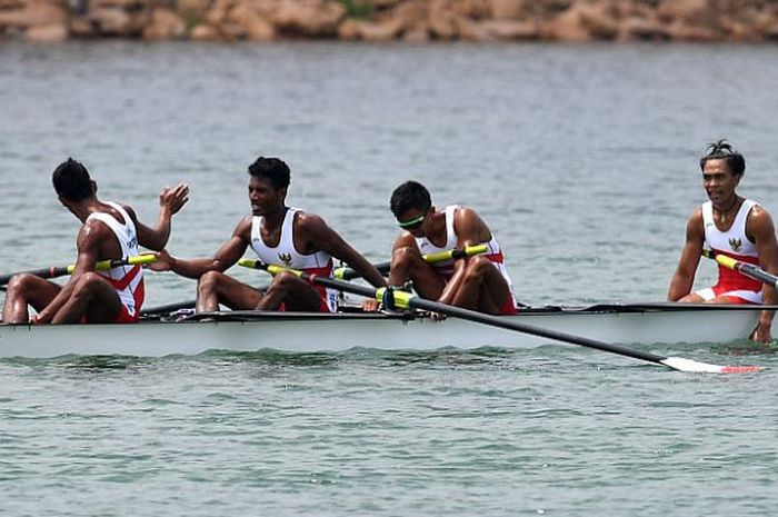 Tim dayung putra Indonesia  saat beraksi pada ajang Asian Games 2018 di danau kompleks Jakabaring Sp