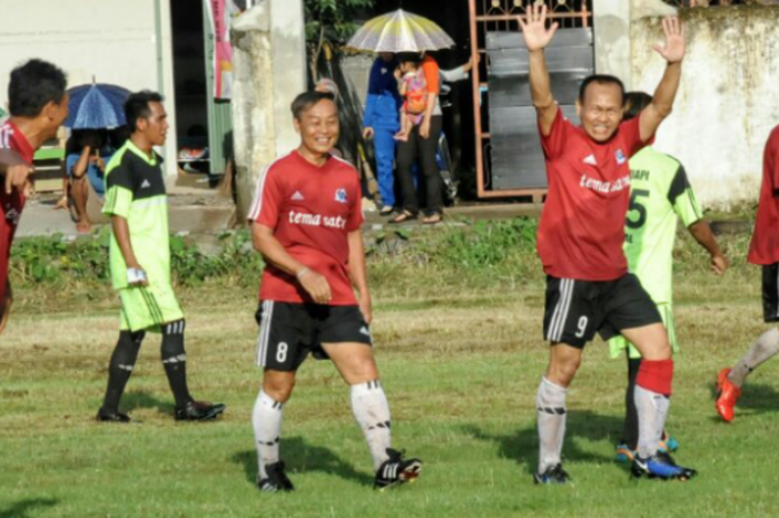 Pencetak gol pertama Mitra Devata Legend, Kombes. Pol. Suparyono (angkat tangan) untuk keunggulan 5-0 atas Labuapi FC Mataram, Sabtu (25/11/2017) di Lapangan Labuapi, Lombok, NTB