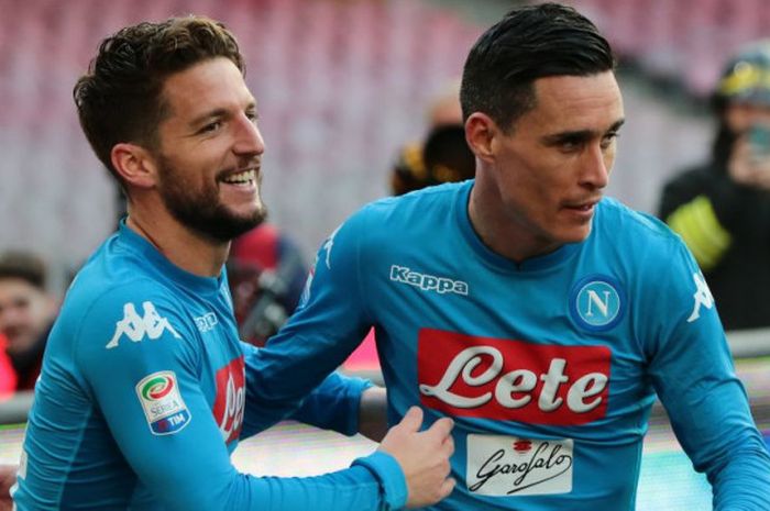 Penyerang Napoli, Dries Mertens, merayakan gol ke gawang Bologna bersama Jose Maria Callejon pada laga Liga Italia di Stadion San Paolo, Naples, pada Minggu (28/1/2018).