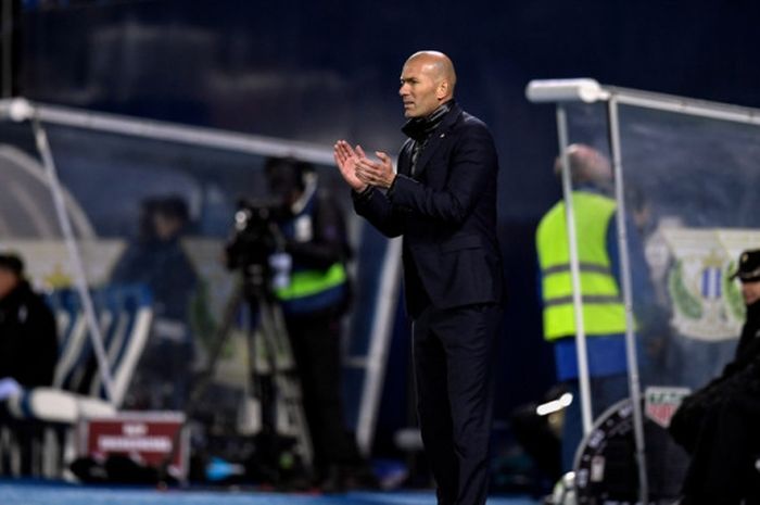 Ekspresi pelatih Real Madrid, Zinedine Zidane, dalam laga Liga Spanyol kontra Leganes di Stadion Municipal de Butarque, Leganes, pada 21 Februari 2018.