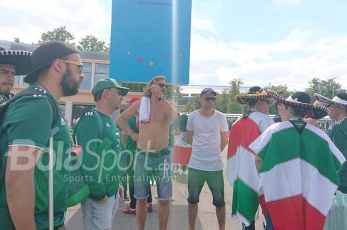 Fan Meksiko telah berada di area Luzhniki Stadium beberapa jam sebelum laga timnas Jerman vs timnas Meksiko, Minggu (17/6/2018).