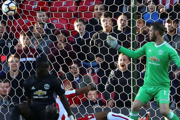 Gawang Manchester United kebobolan hanya berselang satu menit setelah David De Gea melakukan penyelamatan gemilang dengan menepis tendangan pemain Stoke City, Jese Rodriguez, di laga yang berlangsung di Bet365 Stadium, Sabtu (9/9/2017) malam WIB.