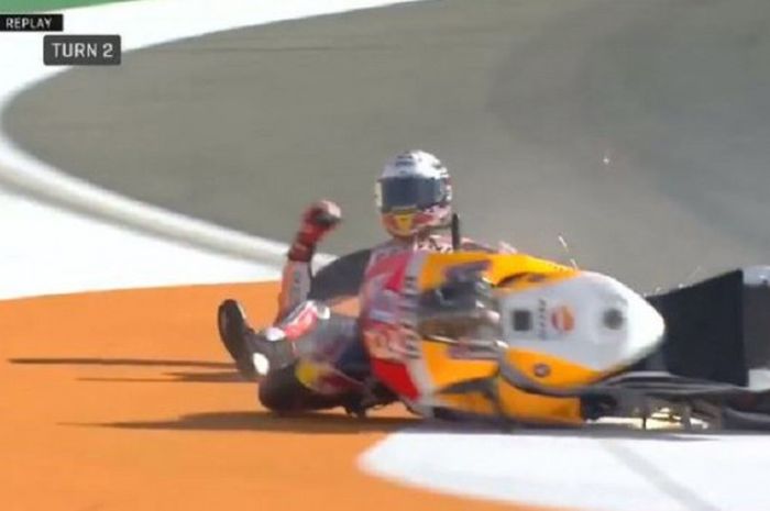 Marc Marquez terjatuh dalam latihan bebas kedua (FP2) di Sirkuit Ricardo Tormo, Valencia, Spanyol, Jumat (10/11/2017).