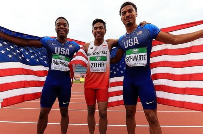 (dari ki-ka) Eric Harrison, Lalu Muhammad Zohri, dan Anthony Schwartz berpose berama sesaat setelah menuntaskan nomor 100 meter putra pada Kejuaraan Dunia Atletik U-20, Rabu (11/7/2018).