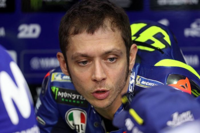 Pebalap Movistar Yamaha, Valentino Rossi, berada di garasi setelah menjalani sesi kualifikasi GP Qatar yang berlangsung di Sirkut Internasional, Losail, Sabtu (17/3/2018).