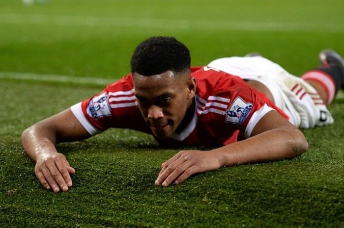   Striker Manchester United, Anthony Martial, meratapi kegagalannya mengonversi peluang saat melawan Swansea City pada lanjutan Premier League di Stadion old Trafford, 2 Januari 2016.  