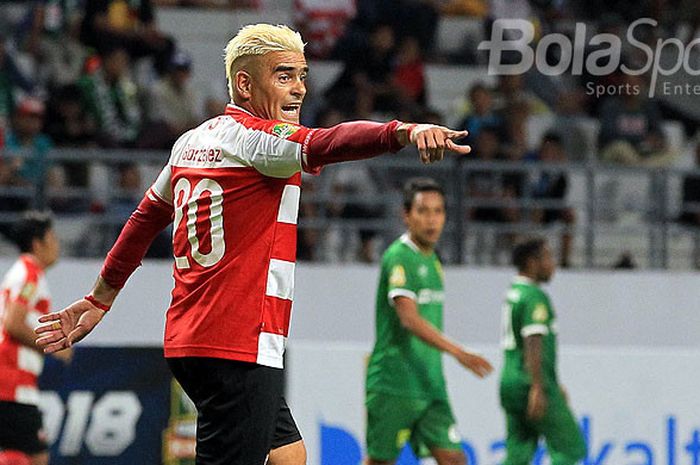 Striker Madura United, Cristian Gonzales, berteriak memberi arahan kepada rekannya saat tampil melawan Persebaya Surabaya pada babak penyisihan Grup B Piala Gubernur Kaltim 2018 di Stadion Batakan Balikpapan, Kalimantan Timur, Sabtu (24/02/2018) malam.