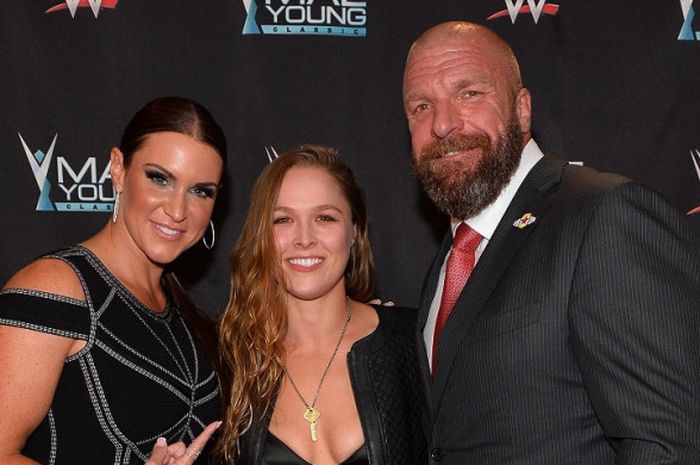 Petarung UFC, Ronda Rousey (tengah) diapit dua petinggi WWE, Stephanie McMahon dan Paul “Triple H” Levesque di acara karpet merah Mae Young Classic WWE, 12 September 2017 di Las Vegas, Nevada.