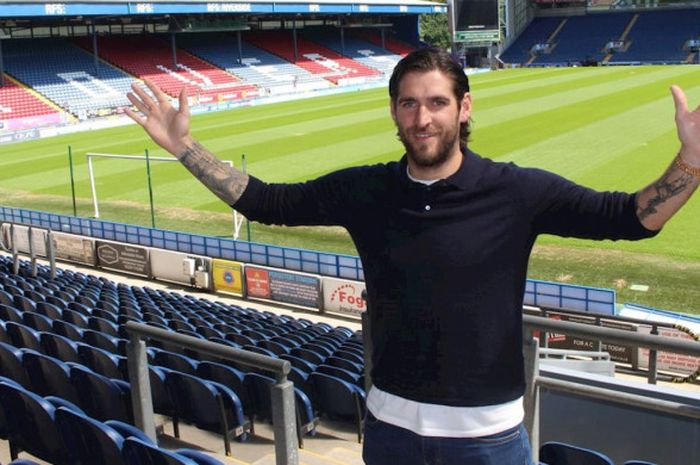 Danny Graham berpose di Stadion Ewwod Park, setelah menandatangani kontrak baru bersama Blackburn Rovers, 11 Juni 2018.