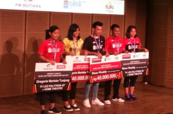 Para juara dan runner-up Kejuaraan Dunia Junior 2017 (dari kiri ke kanan), Siti Fadia Silva Ramadhanti, Gregoria Mariska Tunjung, Rinov Rivaldy, Rehan Naufal Kusharjanto, dan Ribka Sugiarto, berpose seusai menerima bonus atas prestasi mereka.