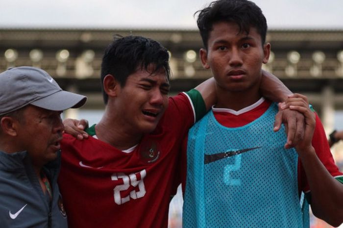  Bek timnas U-19 Indonesia, Firza Andika, meneteskan air mata seusai kekalahan di semifinal Piala AFF U-18 kontra Thailand di Stadion Thuwunna, Yangon, Myanmar, Jumat (15/9/2017).  