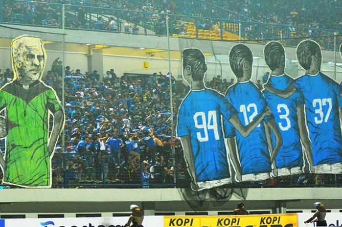    Koreografi yang ditampilkan oleh bobotoh pada laga Persib Bandung kontra Bhayangkara FC di Stadion Gelora Bandung Lautan Api (GBLA), Kamis (31/5/2018).   