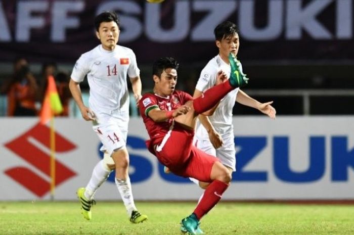 Aksi bek kanan, Beny Wahyudi saat Indonesia mengalahkan Vietnam pada pertandingan pertama semifinal Piala AFF di Stadion Pakansari, Cibinong, Kabupaten Bogor, Sabtu (3/12/2016) malam. 