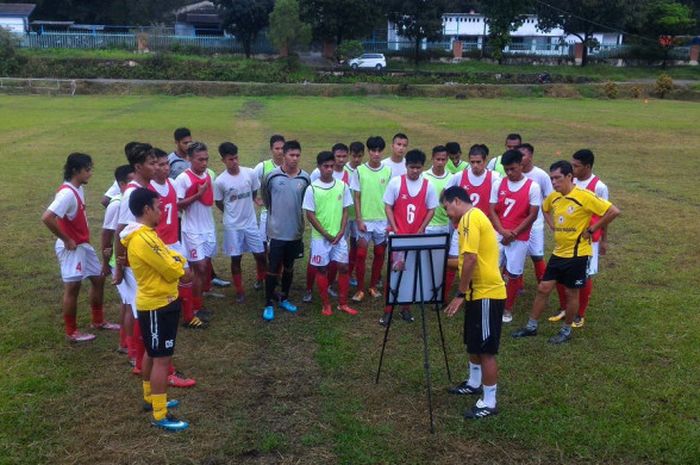 Tim Semen Padang saat melakukan sesi latihan, Senin (4/12/2017).