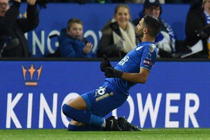 Pemain sayap Leicester City, Riyad Mahrez, melakukan selebrasi setelah mencetak gol ke gawang Tottenham Hotspur pada laga lanjutan Liga Inggris di Stadion King Power, Selasa (28/11/2017) waktu setempat atau Rabu dini hari WIB.