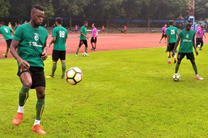 Bek Sriwijaya FC, Mahamadou Ndiaye saat menjalani sesi latihan di Stadion Sriwedari, Solo, Sabtu (3/2/2018)