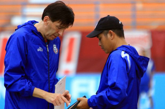 Pelatih Arema FC, Joko Susilo (kanan), berdiskusi dengan asistennya, Milan Petrovic, dalam sesi uji coba lapangan di Stadion Segiri, Samarinda, Minggu (8/4/2018)