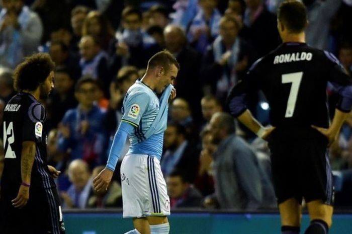 Penyerang Celta Vigo, Iago Aspas (tengah), meninggalkan lapangan setelah mendapatkan kartu merah dari wasit Juan Martinez Munuera dalam duel La Liga versus Real Madrid di Stadion Balaidos, Vigo, 17 Mei 2017.