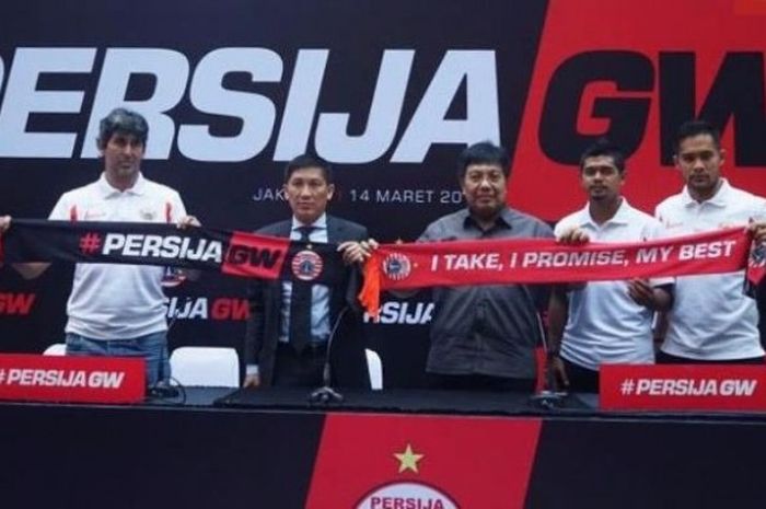 Direktur anyar Persija, Gede Widiade (tengah) bersama pelatih Stefano Cugura (kiri), Presiden klub Ferry Paulus (dua dari kanan), kiper Andritany Ardhiyasa (kanan), dan Bambang Pamungkas pada jumpa pers di Mall Epicentrum, Kuningan, Jakarta Selatan, Selasa (14/3/2017). 