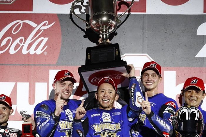 Pebalap Tim Yamaha Factory Racing Alex Lowes (kiri), Katsuyuki Nakasuga (tengah), dan Michael Van der Mark (kanan) saat menjuarai kejuaraan Suzuka 8 Hours (30/7/2017).