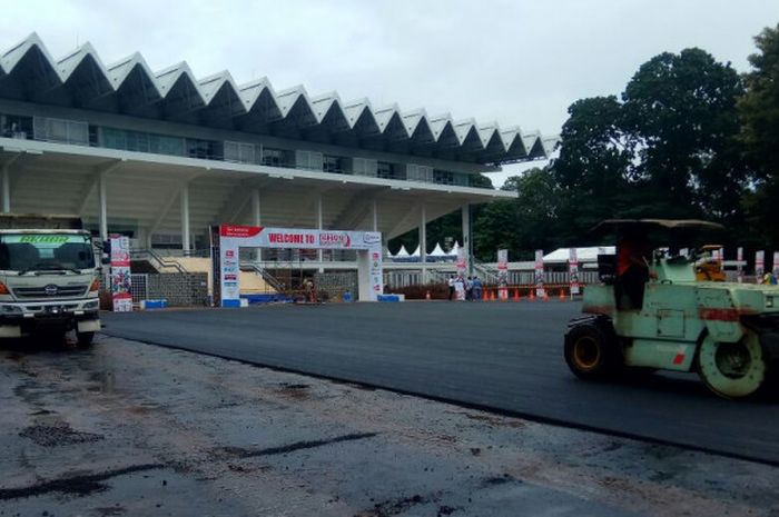 Area depan Istora Senayan baru diaspal sehari jelang turnamen Indonesia Masters 2018, Senin (22/1/2018) pagi.