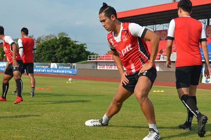 Bek asal Indonesia, Ryuji Utomo melakukan pemanasan dengan rekan setimnya, PTT Rayong sebelum laga kontra tuan rumah Trat FC pada lanjutan Liga Thailand 2 2018, Minggu (18/3/2018). 