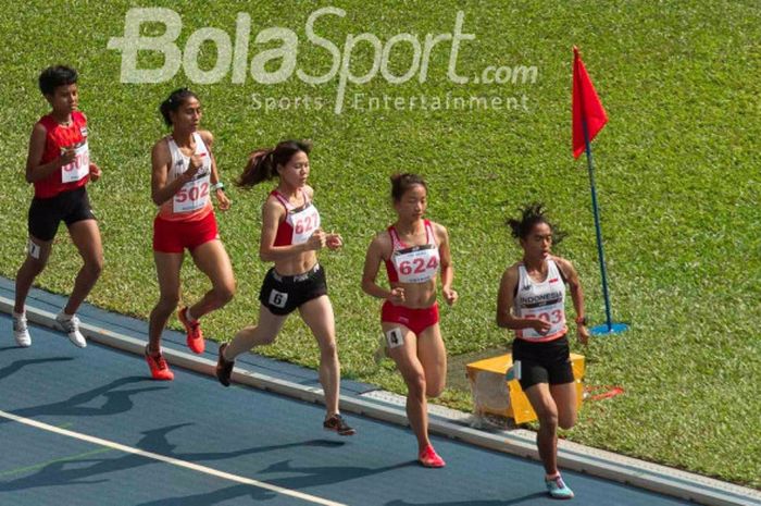 Pelari Indonesia, Triyaningsih (depan) tampil di nomor 5.000 meter SEA Games 2017, Jumat (25/8/2017). 