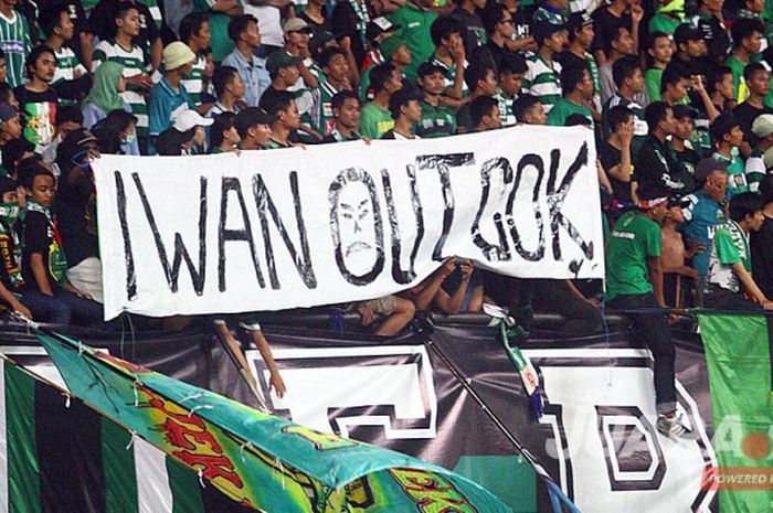  Salah satu spanduk menuntut pelatih kepala Persebaya, Iwan Setiawan out dari Persebaya, Kamis (11/5/2017) terpasang di tribun Utara Gelora Bung Tomo Surabaya. 