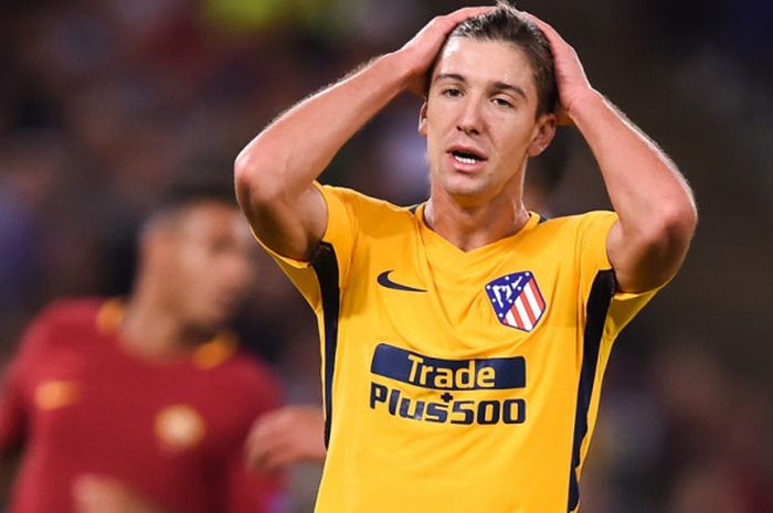 Ekspresi striker Atletico Madrid, Luciano Vietto, setelah gagal memanfaatkan peluang ke gawang AS Roma dalam pertandingan Grup C Liga Champions 2017-2018 di Stadio Olimpico, Roma, Italia, pada 12 September 2017.