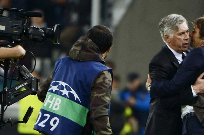 Pelatih Real Madrid, Carlo Ancelotti, memeluk pelatih Juventus, Antonio Conte (kanan), seusai laga Grup B Liga Champions di Juventus Stadium, Turin, Italia, pada 5 November 2013.