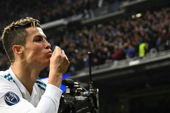  Megabintang Real Madrid, Cristiano Ronaldo, melakukan selebrasi setelah mencetak gol ke gawang Paris Saint-Germain pada laga leg pertama babak 16 besar Liga Champions di Stadion Santiago Bernabeu, Rabu (14/2/2018) waktu setempat. 